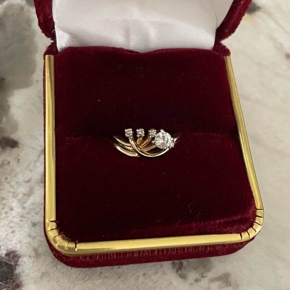 Vintage early 80βs .25 Karat & 4 Small Diamonds Set in 14K Yellow Gold Size 3.75 - Picture 4 of 12